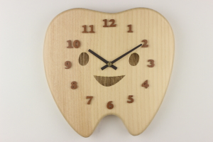 歯科医院様への開院祝い：歯の形の時計