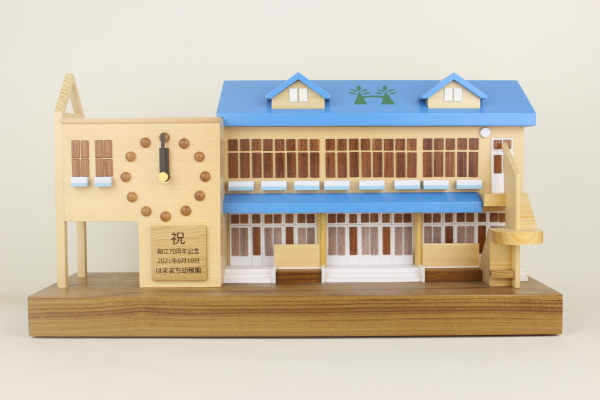 新築祝い：家の形の木製時計 010