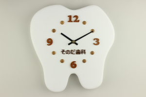 歯科医院様への開院祝い：歯の形の時計