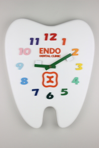 「ロゴマーク入り歯の形と歯ブラシ針の掛け時計」【255】の詳細ページへ