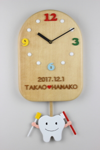 「歯ブラシとスポンジブラシの歯の振り子時計」の詳細ページへ