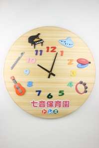 卒園記念品：園名のロゴとクラス名の立体イラストをお入れした大きい掛け時計