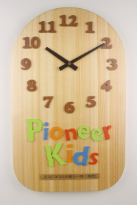 卒園記念品：園名のロゴをお入れした掛け時計