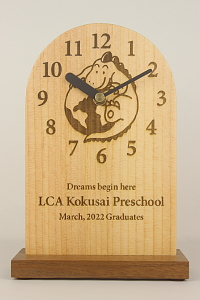園児様への卒園記念品：レーザーで園のキャラクターと文字をお入れした置き時計