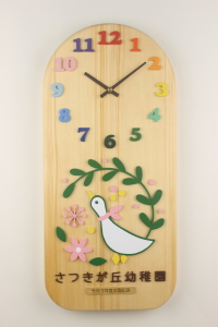  alt="卒園記念品：園様のオリジナルイラストと園名ロゴをお入れした掛け時計"