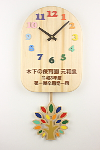 卒園記念品：園章（イラスト）を振り子に使った振り子時計