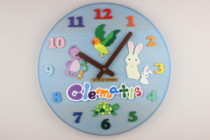 卒園記念品：「園のロゴと壁画のイラストをお入れした形時計」の詳細ページへ