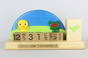 卒園記念品：「サイコロ万年カレンダーとペンスタンド」の記念品