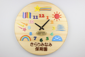 「園様のキャラクターマークとクラス名をお入れした大きな掛け時計」の詳細ページへ