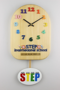 卒園記念：園のマークを振り子にした園のロゴ入り振り子時計